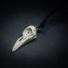 Floki – naszyjnik, kruk w wersji białej z naszej kolekcji biżuterii stylizowanej na ptasie czaszki.