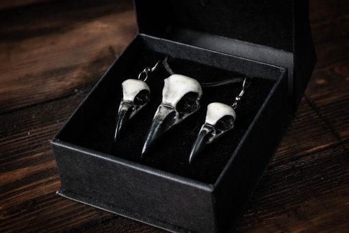 Floki – kruk, zestaw z kolczykami z naszej kolekcji biżuterii stylizowanej na ptasie czaszki.