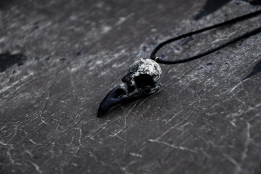 Naszyjnik kruka Ragnar stylizowany na ptasią czaszkę, w wersji czarno-białej.